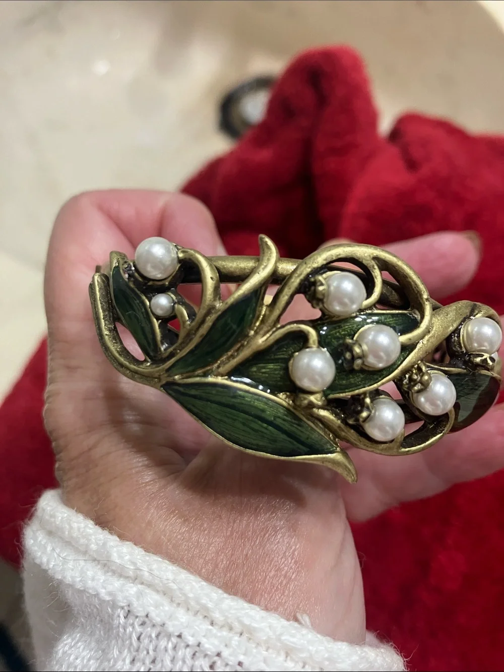 Vintage-Inspired Green Leaf and Pearl Bracelet